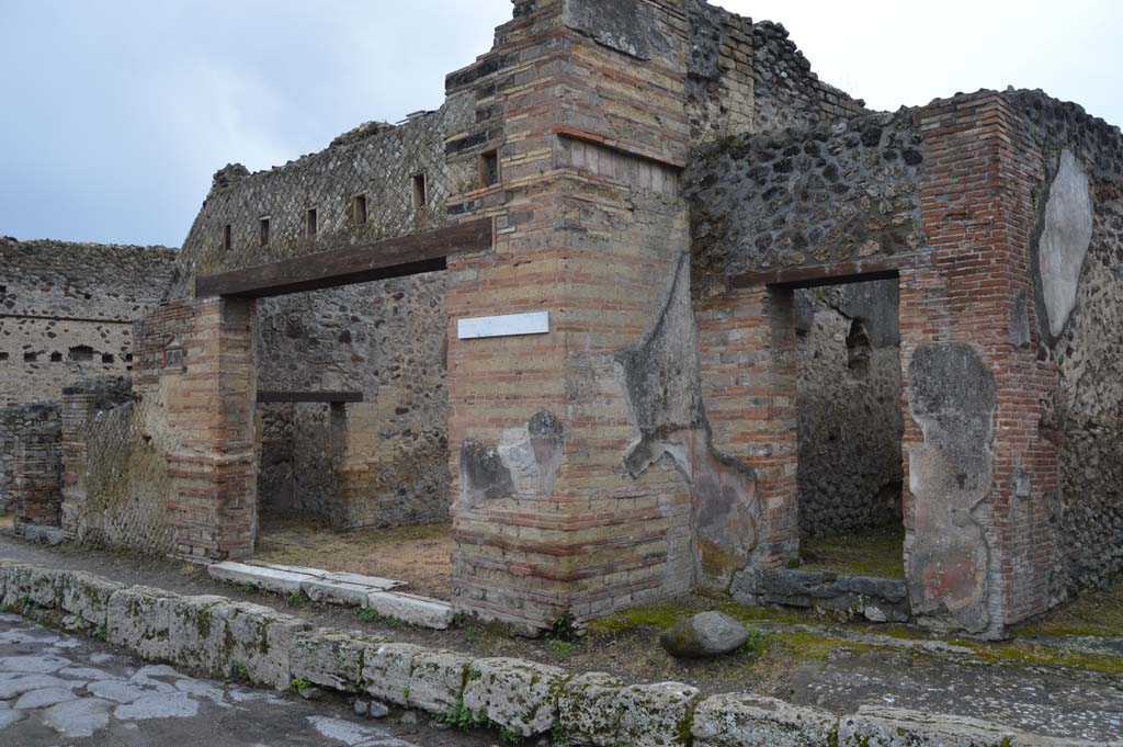 Via del Vesuvio, west side, Pompeii. March 2018.
Looking south-west towards entrance doorway at VI.14.28, with VI.14.29, on right.
Foto Taylor Lauritsen, ERC Grant 681269 DÉCOR.