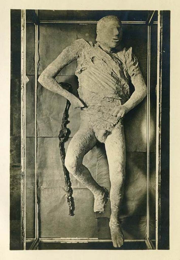 Pompeii, victim number 9 in museum case. Found 23rd April 1875, the iron bar at the side of him was also found. Photograph by Sommer, c.1879. Photo courtesy of Rick Bauer.