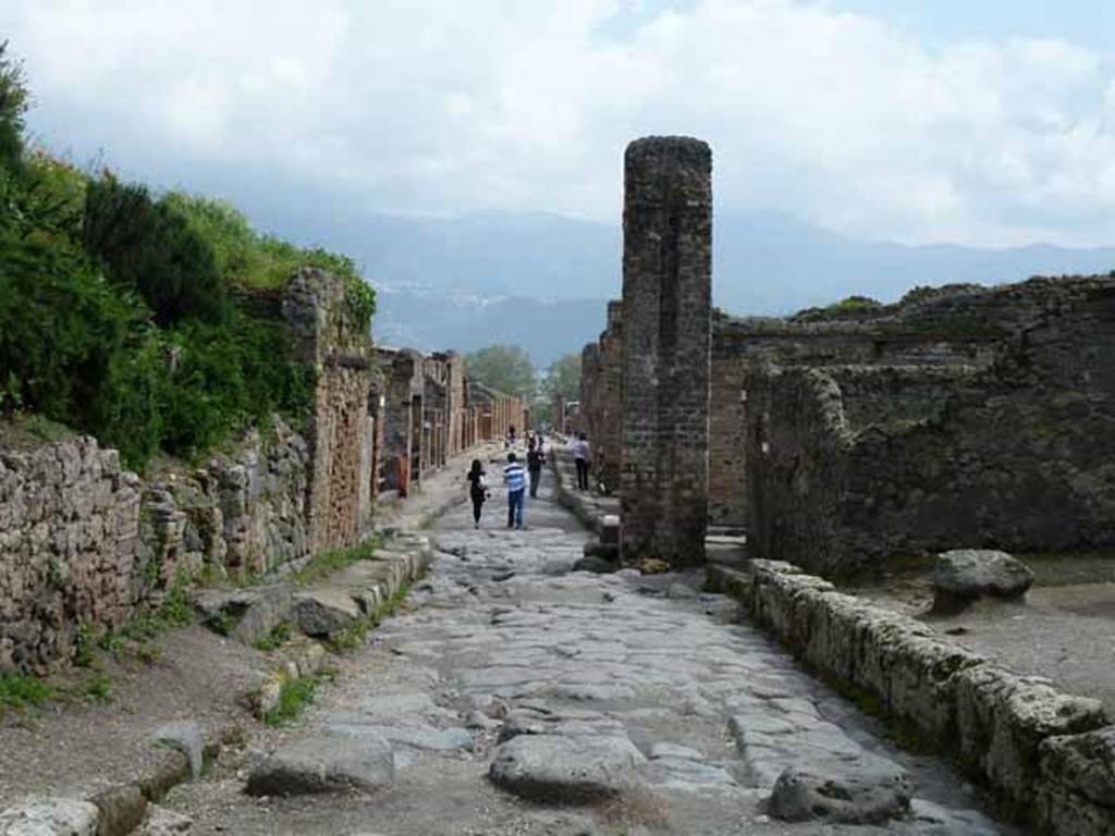 Via del Vesuvio, May 2010. Looking south to crossroads from between V.6 and VI.16.