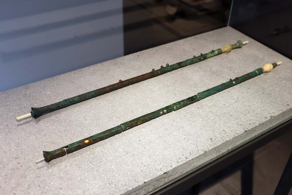 Via del Vesuvio, Pompeii. February 2021. Bronze and Ivory Flutes, found in Via del Vesuvio, on display in Antiquarium at VIII.1.4.
Photo courtesy of Fabien Bièvre-Perrin (CC BY-NC-SA).