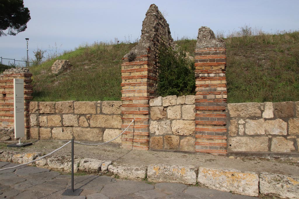 Via del Vesuvio, east side, Pompeii. October 2022.
Looking east, with V.6.18, on left, V.6.17, in centre, and V.6.16, on right. Photo courtesy of Klaus Heese.