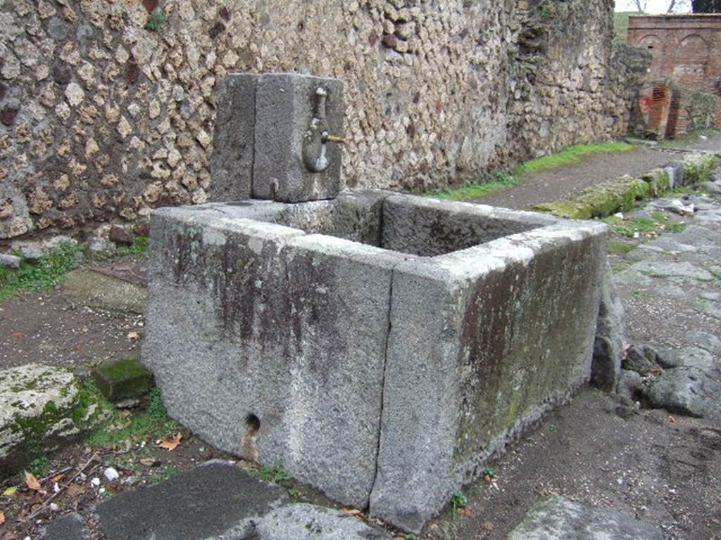 Via del Vesuvio (Via Stabiana), west side, December 2005. Fountain at VI.16.19.