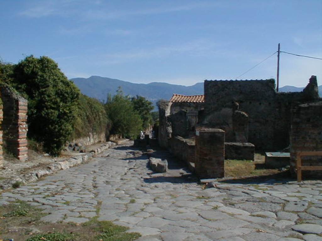 Via del Vesuvio (Via Stabiana) between V.6 and VI.16. Looking south from water tower. September 2004.