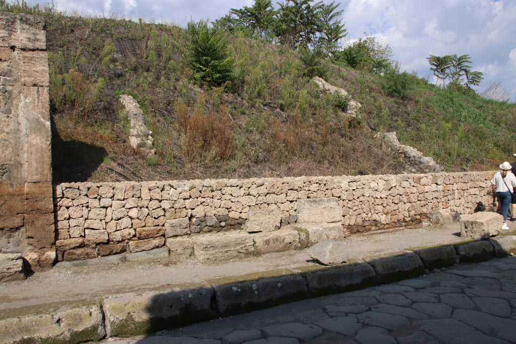 Via dell’Abbondanza, north side. October 2022.
Continuation from photo above – the entrance doorway at III.7.1 with threshold, on left. Photo courtesy of Klaus Heese