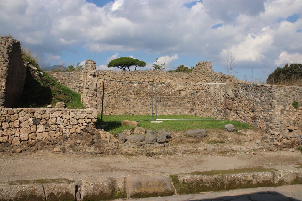 Via dell’Abbondanza, north side. October 2022.
Continuation from photo above – Entrance doorway to III.7.6. Photo courtesy of Klaus Heese
