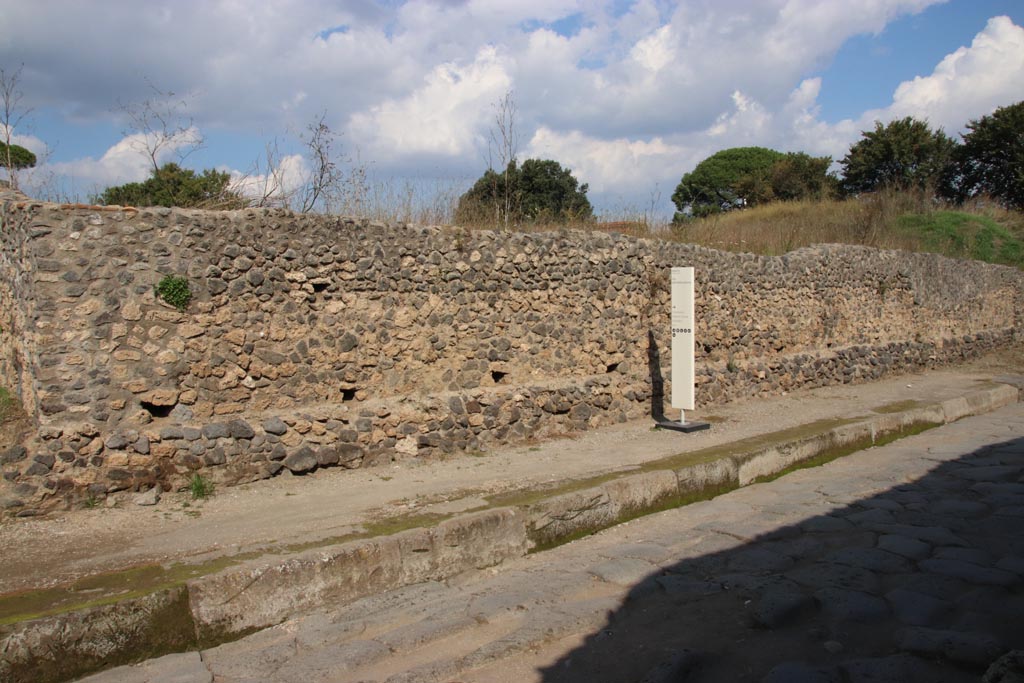 Via dell’Abbondanza, north side. October 2022.
Continuation from photo above – looking east along north side. Photo courtesy of Klaus Heese