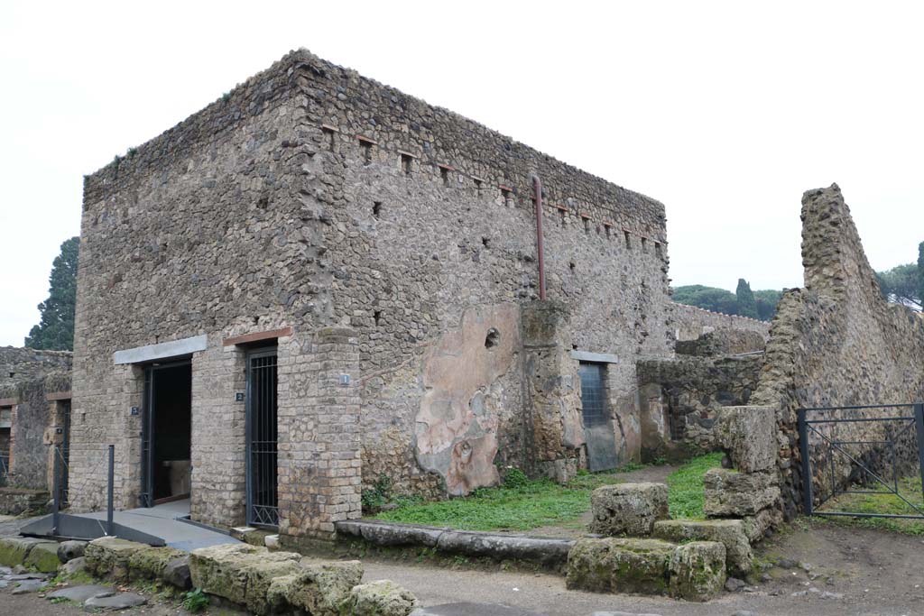 Via dell’Abbondanza, south side, Pompeii. December 2018.
Looking south-east towards doorways II.4.3, II.4.2 and II.4.1. Photo courtesy of Aude Durand.