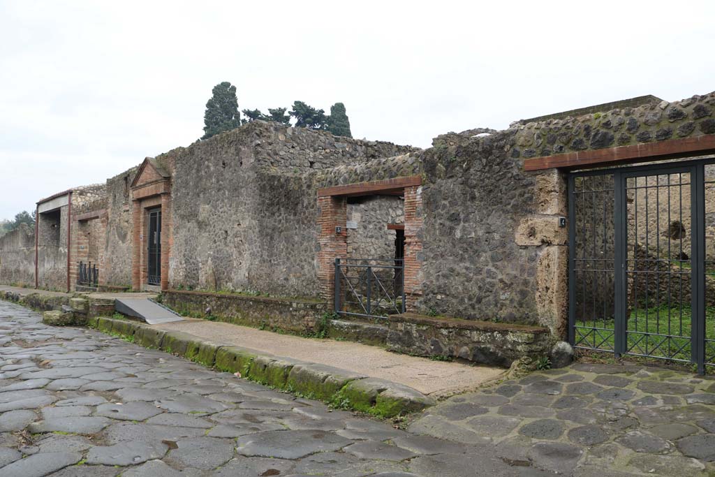 Via dell’Abbondanza, south side, Pompeii. December 2018.
Looking east on Via dell’Abbondanza, with doorways II.4.4 through to II.4.7, on left. Photo courtesy of Aude Durand.