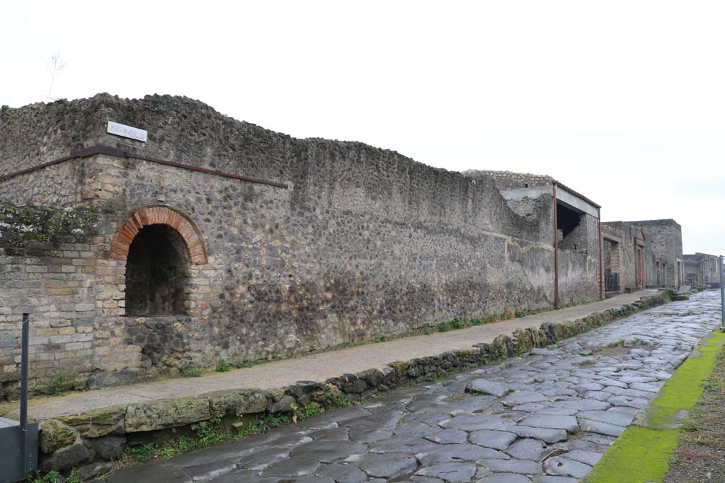 Via dell’Abbondanza, south side, Pompeii. December 2018.
Looking west along Via dell’Abbondanza from street shrine at II.4.7a, towards II.4.1, on right. Photo courtesy of Aude Durand.