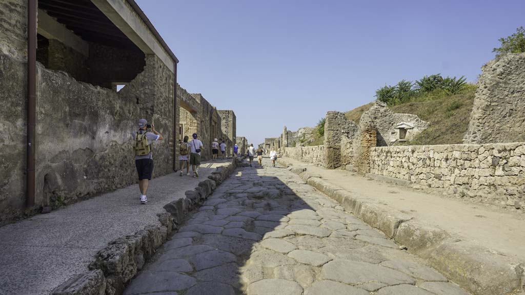 Via dell’Abbondanza, Pompeii, between II.4 and III.7, August 2021.
Looking west along newly constructed wall along III.7 on north side of Via dell’Abbondanza. II.4.7 is on the left. Photo courtesy of Robert Hanson.