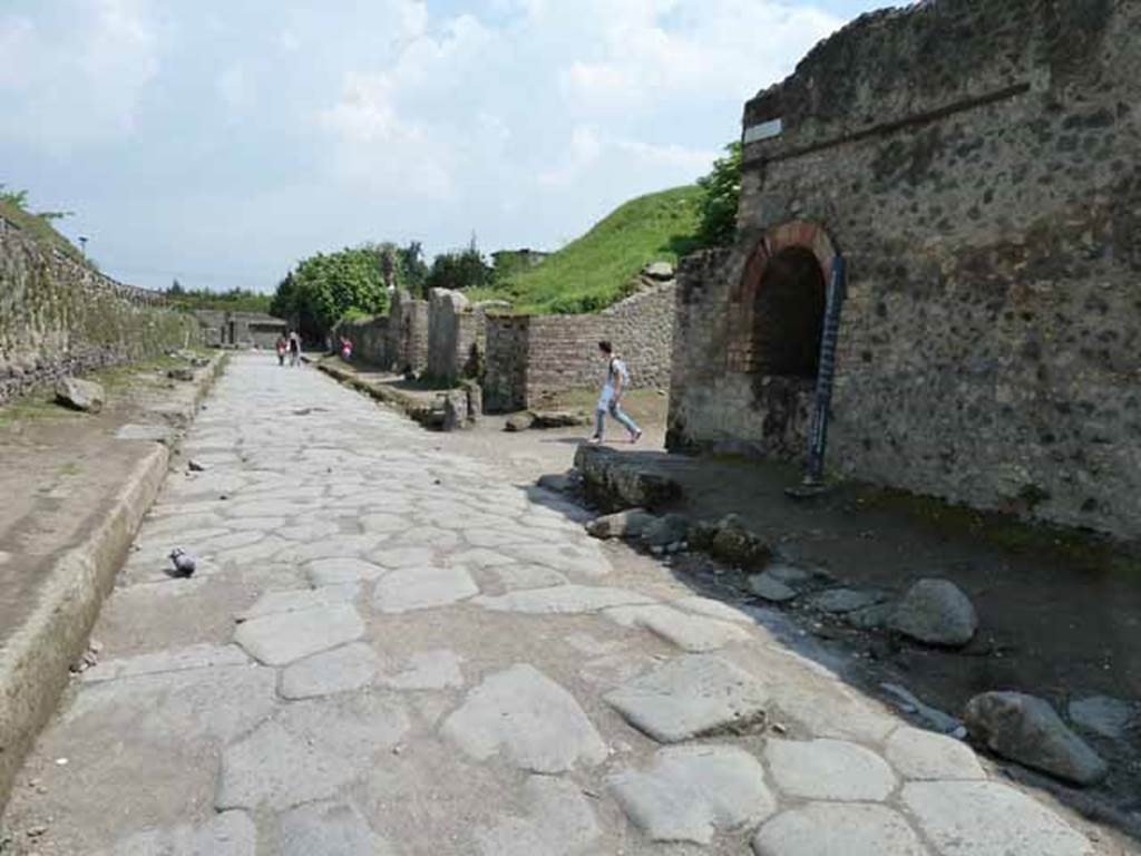 Via dell’Abbondanza, Pompeii. May 2010.
Looking east along III.7 on north side of Via dell’Abbondanza with II.4 and II.5 and Vicolo dell’Anfiteatro on right.