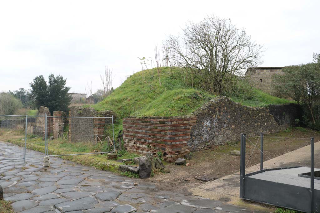 Via dell’Abbondanza, south side. December 2018.
Looking south-east at junction with Vicolo dell’Anfiteatro, towards insula II.5. Photo courtesy of Aude Durand.