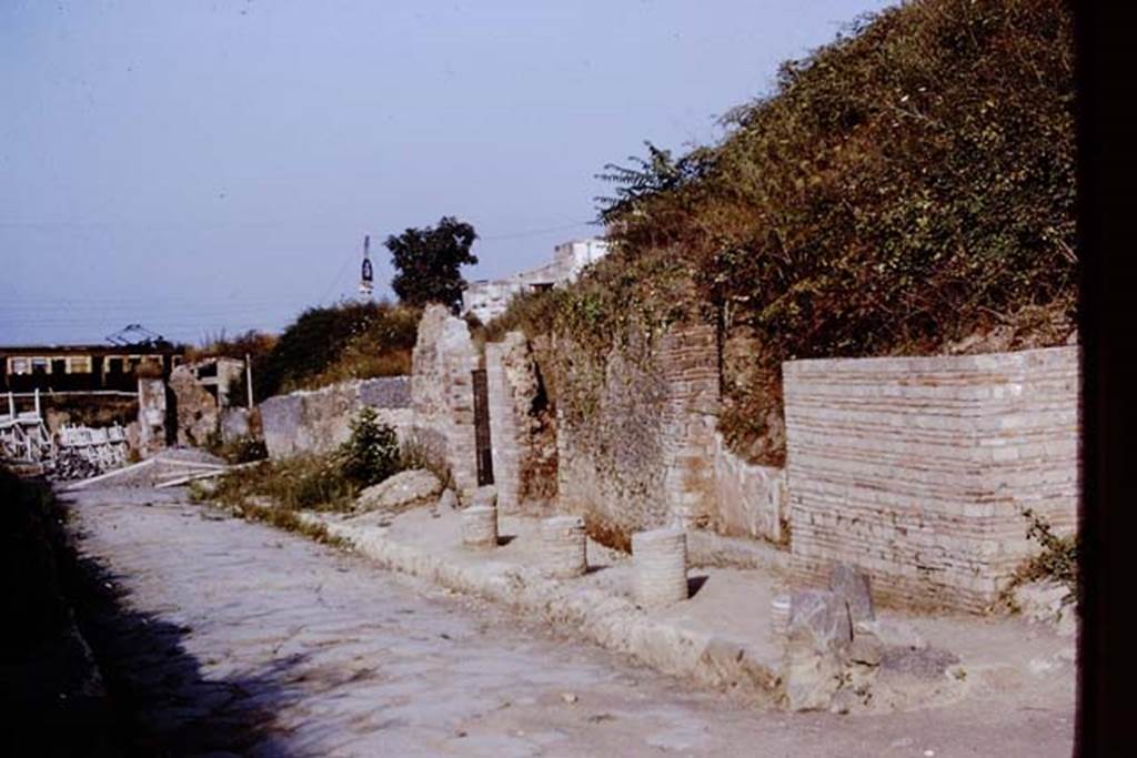 Via dell’Abbondanza, Pompeii. 1972. Looking east along II.5 from Vicolo dell’ Anfiteatro, on right. Photo by Stanley A. Jashemski.
Source: The Wilhelmina and Stanley A. Jashemski archive in the University of Maryland Library, Special Collections (See collection page) and made available under the Creative Commons Attribution-Non Commercial License v.4. See Licence and use details.
J72f0506