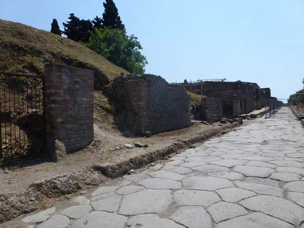 Via dell’Abbondanza, south side. June 2012. Looking west along II.5 towards junction with Vicolo dell’ Anfiteatro. Photo courtesy of Michael Binns.
