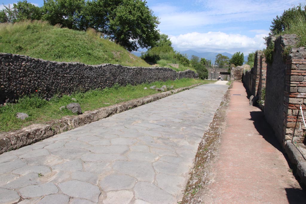 Via dell’Abbondanza between III.7 and II.5, Pompeii. May 2024.
Looking east towards Porta di Sarno or Sarnus Gate. Photo courtesy of Klaus Heese.