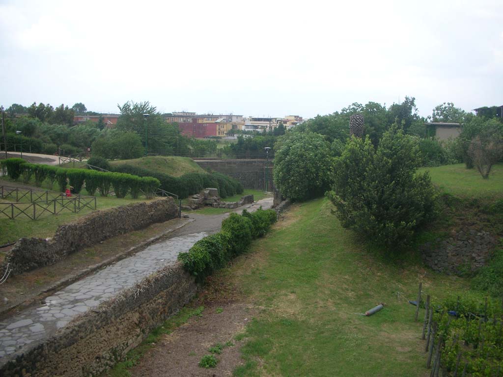 Porta di Sarno or Sarnus Gate. May 2010. Looking north-east from II.5, Pompeii. Photo courtesy of Ivo van der Graaff.