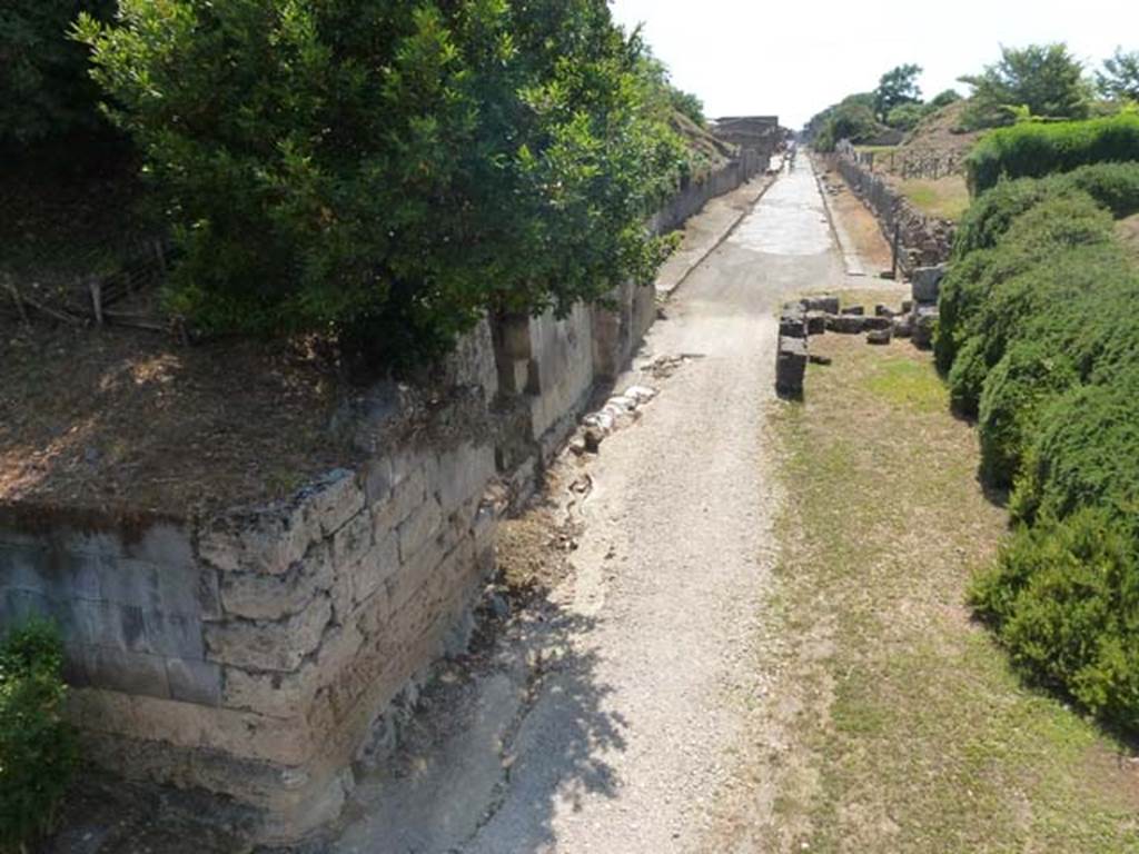 Via dell’Abbondanza. June 2012. Looking west through the Sarno Gate along the length of Via dell’Abbondanza. Photo courtesy of Michael Binns.