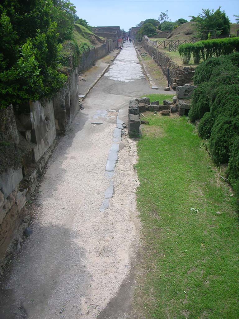 Via dell’Abbondanza, Pompeii. May 2010.
Looking west from Porta di Sarno. Photo courtesy of Ivo van der Graaff.