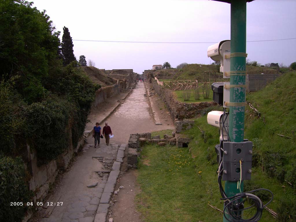 Via dell’Abbondanza. April 2005. Looking west through the Sarno Gate along the length of Via dell’Abbondanza.
Photo courtesy of Klaus Heese.