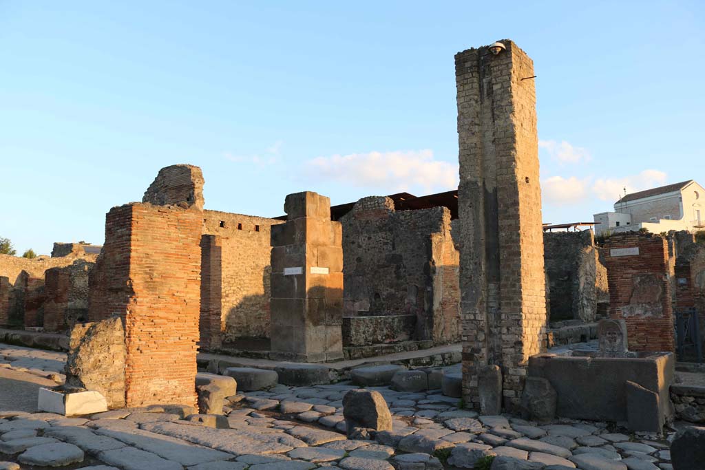 Via dell’ Abbondanza, in centre, Pompeii. December 2018.
Looking north-east across Holconius’s crossroads on Via Stabiana towards Via dell’Abbondanza, between IX.1, and I.4.
Photo courtesy of Aude Durand.