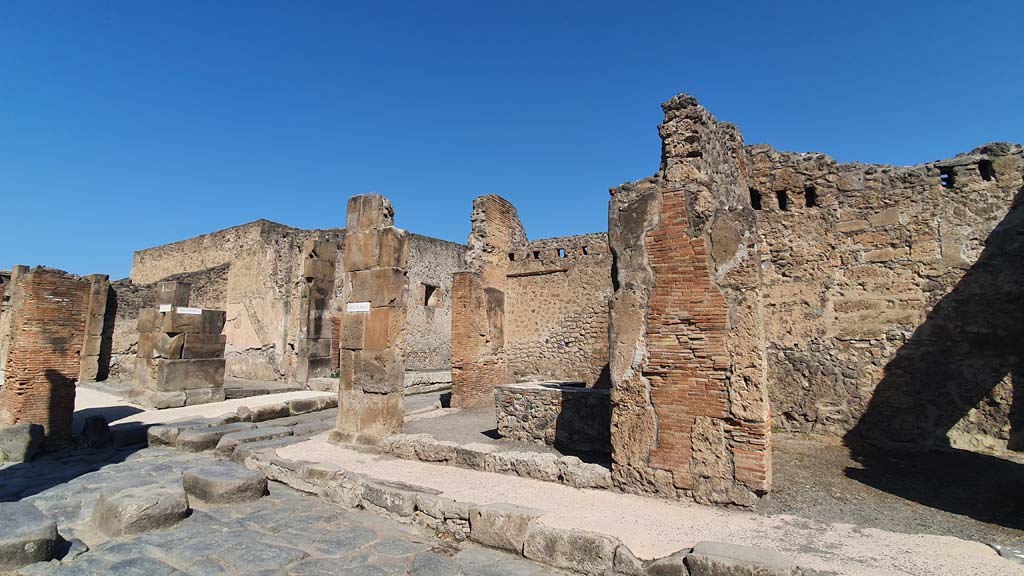 Via dell’Abbondanza, north side, Pompeii. July 2021.
Looking north-west towards Via Stabiana, on left, with IX.1.16, in centre, and other doorway at IX.1.15 on Via Stabiana.
Foto Annette Haug, ERC Grant 681269 DÉCOR.