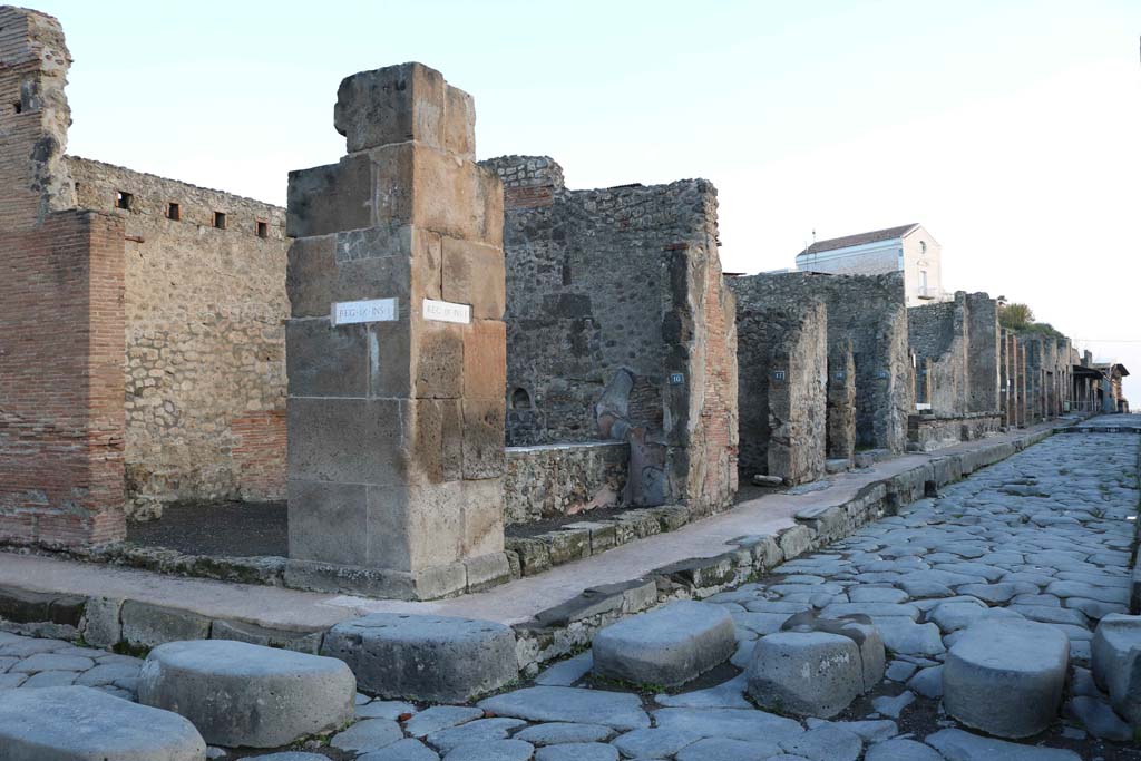 Via dell’ Abbondanza, north side, on right. December 2018. Looking east from IX.1.16 in centre. Photo courtesy of Aude Durand.