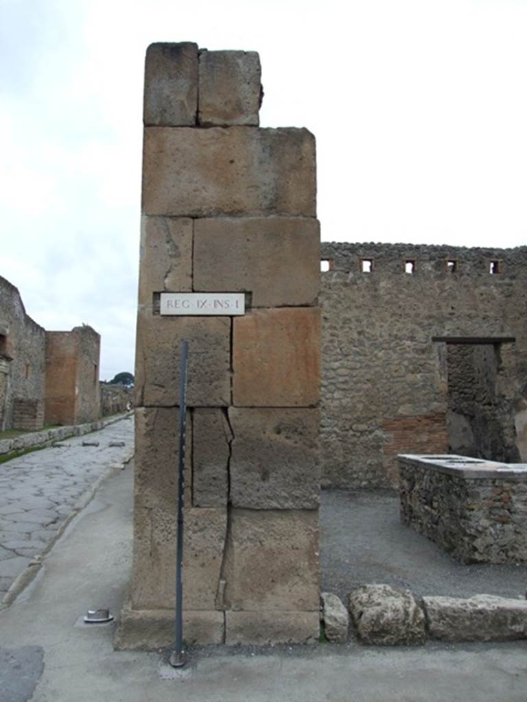 Via dell’ Abbondanza, north side. December 2007.
Pilaster at west side of entrance at IX.1.16, with Via Stabiana, on left.