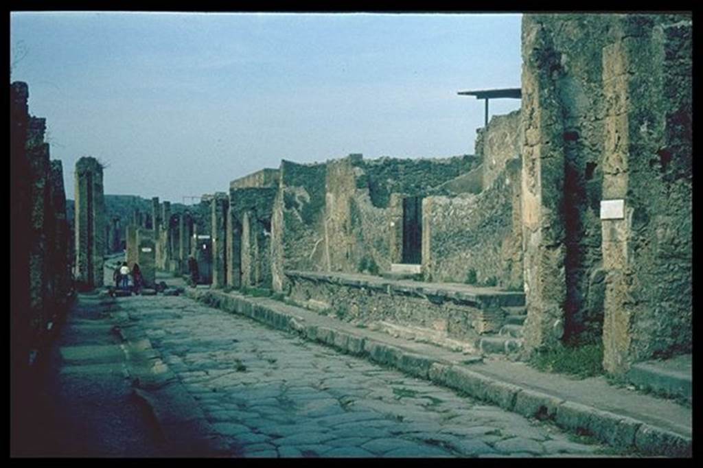 Via dell’Abbondanza between I.4 and IX.1. North side. Looking west past IX.1.20. Photographed 1970-79 by Günther Einhorn, picture courtesy of his son Ralf Einhorn.