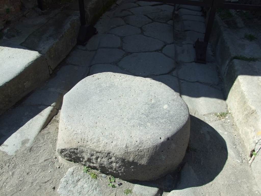 Via dell’Abbondanza. North side. Stepping stone at junction with Vicolo di Tesmo between IX.1 and IX.7. March 2009.