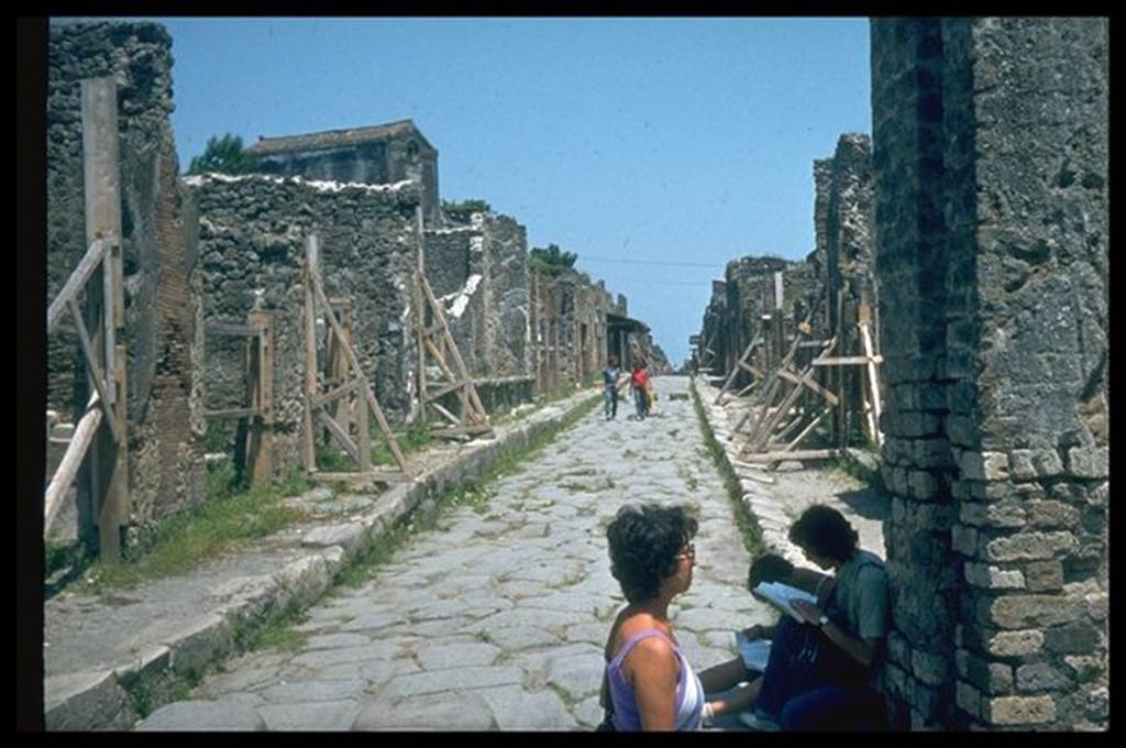 Via dell’Abbondanza between IX.1 and I.4. Looking east from junction with Via Stabiana. Photographed 1970-79 by Günther Einhorn, picture courtesy of his son Ralf Einhorn.