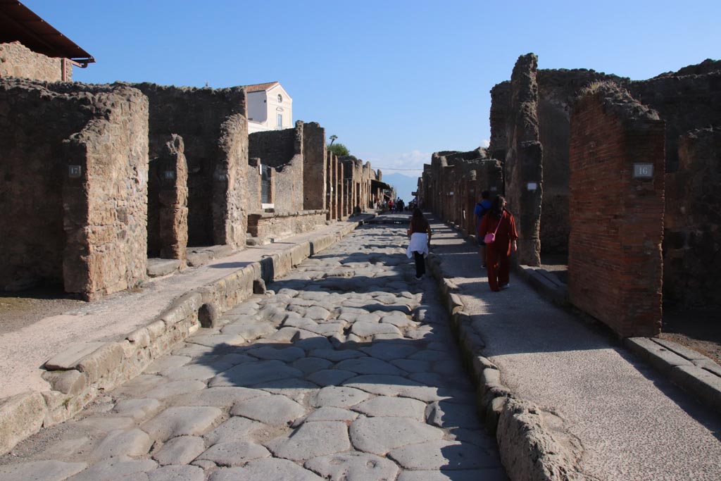 Via dell’Abbondanza, Pompeii, between IX.1 and I.4. October 2022.
Looking east between IX.1 and I.4, from near I.4.16. Photo courtesy of Klaus Heese.