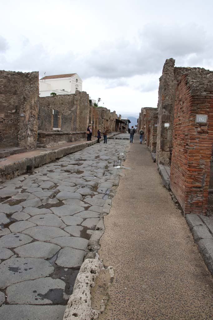Via dell’Abbondanza. October 2020. Looking east between IX.1 and I.4, from near I.4.16.
Photo courtesy of Klaus Heese.