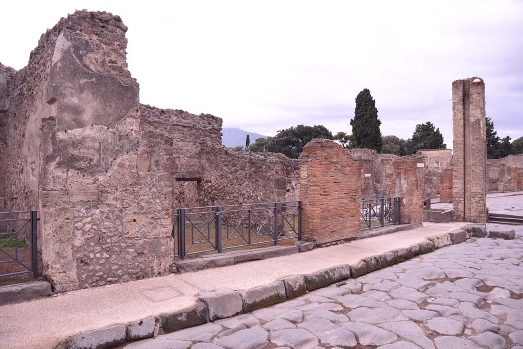 Via dell’Abbondanza, south side, with I.4.17, in centre. October 2019.
Looking south-west towards Holconius’ crossroad, junction with Via Stabiana, on right.
Foto Tobias Busen, ERC Grant 681269 DÉCOR.