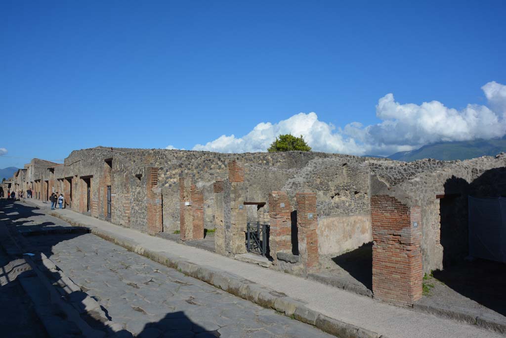 Via dell’Abbondanza, south side, Pompeii. May 2019. Looking east along I.4, from I.4.19, on right.
Foto Tobias Busen, ERC Grant 681269 DÉCOR.