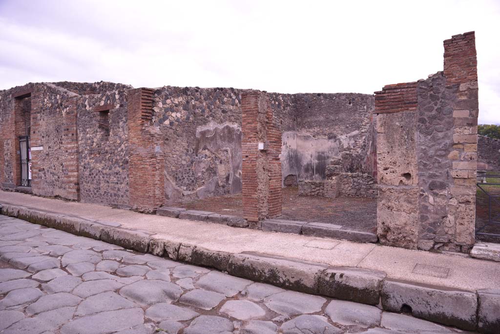 Via dell’Abbondanza, south side, with I.4.25, on left. October 2019. Looking south-east to entrance doorways.
Foto Tobias Busen, ERC Grant 681269 DÉCOR.