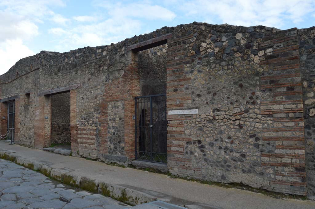 Via dell’Abbondanza, south side, Pompeii. March 2018. Looking south-east from doorway at I.4.25, in centre.
Foto Taylor Lauritsen, ERC Grant 681269 DÉCOR.