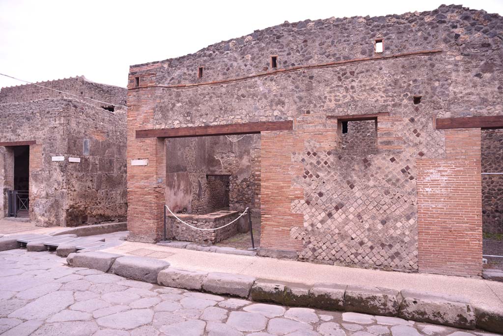 Via dell’Abbondanza, south side, Pompeii. October 2019.
Looking south to I.4.27, in centre. On the left is I.6.12 and Vicolo del Citarista
Foto Tobias Busen, ERC Grant 681269 DÉCOR