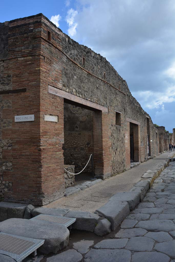 Via dell’Abbondanza, south side, Pompeii. May 2019.
Looking west from I.4.27, and Vicolo del Citarista, on left.
Foto Tobias Busen, ERC Grant 681269 DÉCOR.