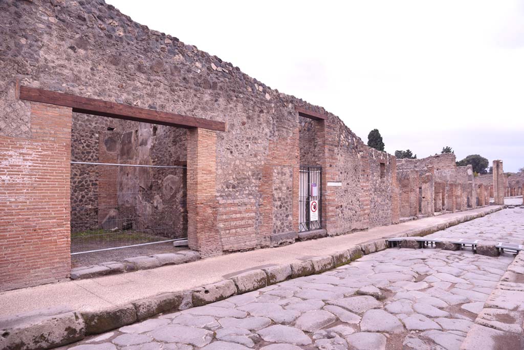 Via dell’Abbondanza, south side, Pompeii. October 2019.
Looking west from I.4.26, across insula towards I.4.16, and Holconius’ crossroad at Via Stabiana
Foto Tobias Busen, ERC Grant 681269 DÉCOR.