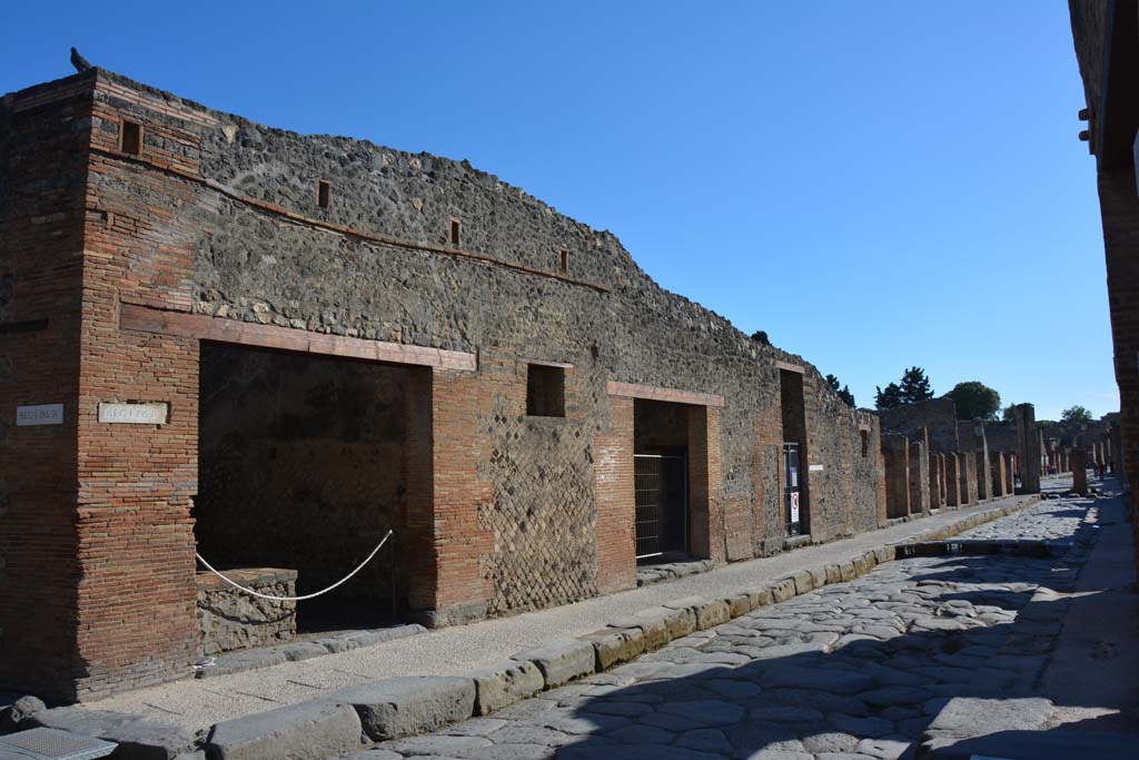 Via dell’Abbondanza, south side, Pompeii. May 2019. Looking west along insula I.4 towards junction with Via Stabiana.
Foto Tobias Busen, ERC Grant 681269 DÉCOR.