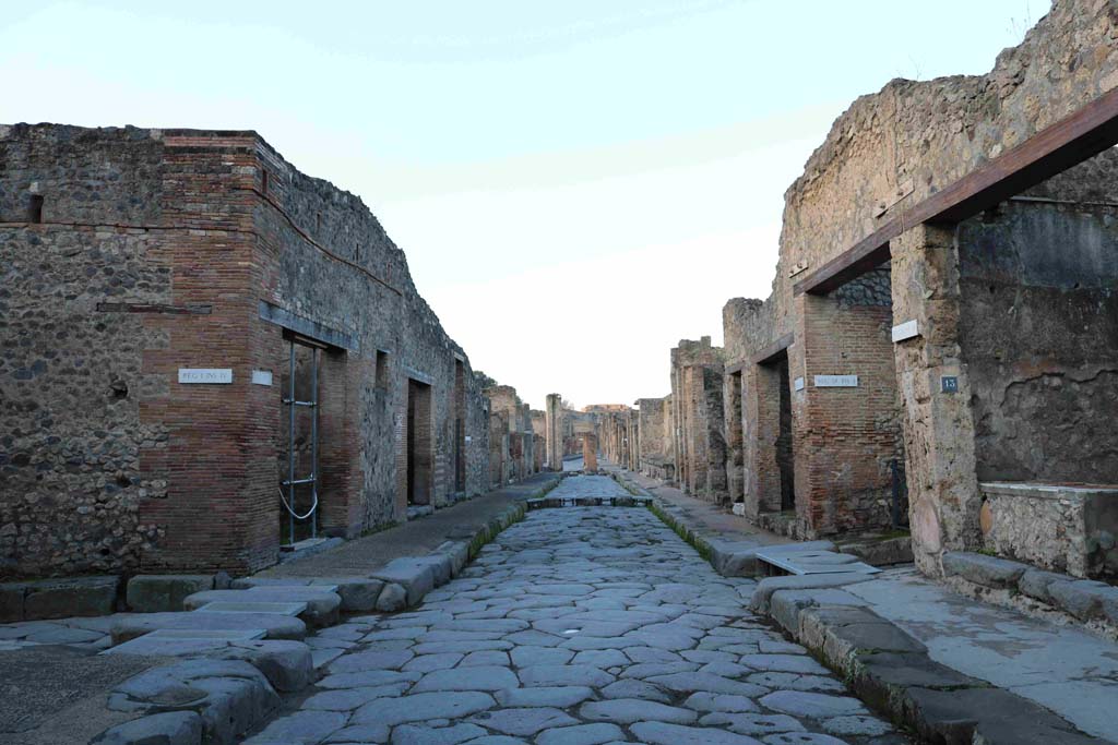 Via dell’ Abbondanza. December 2018. Looking west from junction with Vicolo del Citarista, on left, and Vicolo di Tesmo, on right.
Photo courtesy of Aude Durand.