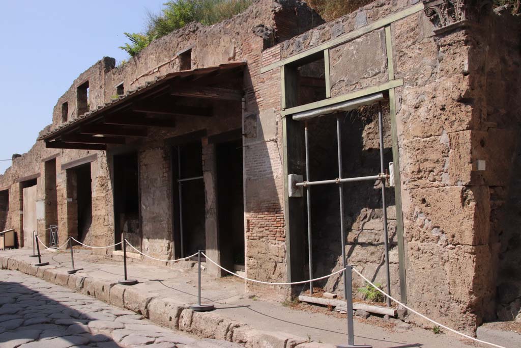 Via dell’Abbondanza, Pompeii, north side. September 2019.
Looking west along Insula IX.7 from near IX.7.4, on right, towards IX.7.10, on left. Photo courtesy of Klaus Heese.