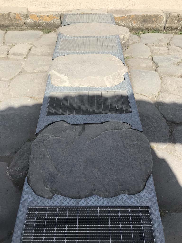Via dell’ Abbondanza, Pompeii. April 2019.
Modernised and accessible stepping-stones across the roadway.
Photo courtesy of Rick Bauer.
