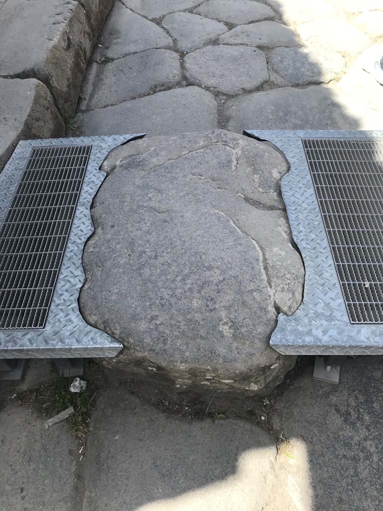 Via dell’ Abbondanza, Pompeii. April 2019. Detail of accessible stepping-stones across the roadway.
Photo courtesy of Rick Bauer.