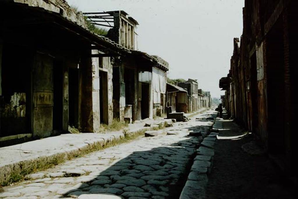 Via dell’Abbondanza, Pompeii. 1957. Looking east between IX.7 and 1.6. Photo by Stanley A. Jashemski.
Source: The Wilhelmina and Stanley A. Jashemski archive in the University of Maryland Library, Special Collections (See collection page) and made available under the Creative Commons Attribution-Non Commercial License v.4. See Licence and use details.
J57f0330