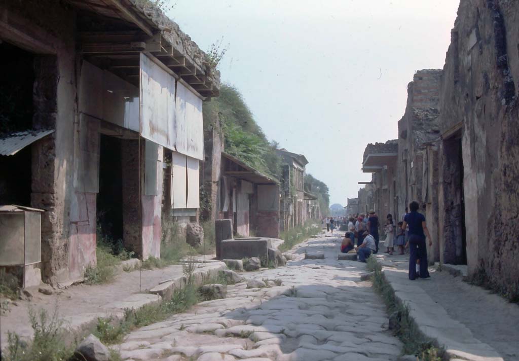 Via dell’Abbondanza, Pompeii. 1971. Looking east from between IX.7 and I.6.
Photo courtesy of Rick Bauer, from Dr George Fay’s slides collection.