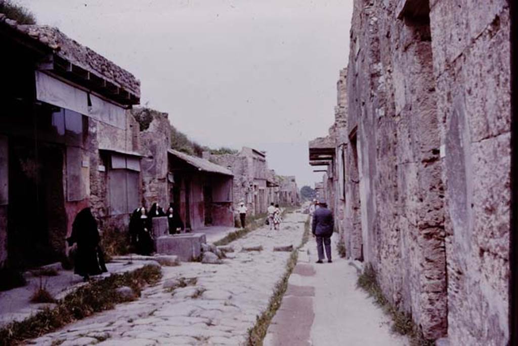 Via dell’Abbondanza, Pompeii. 1964. Looking east between IX.7 and I.6. Photo by Stanley A. Jashemski.
Source: The Wilhelmina and Stanley A. Jashemski archive in the University of Maryland Library, Special Collections (See collection page) and made available under the Creative Commons Attribution-Non Commercial License v.4. See Licence and use details.
J64f0917