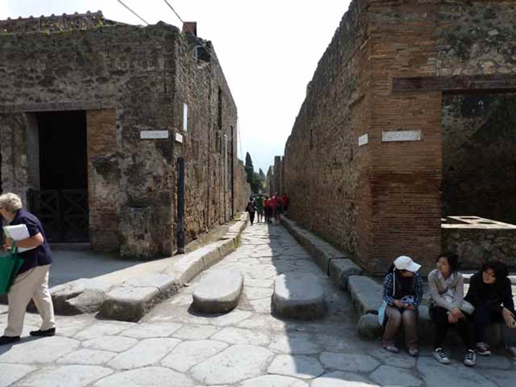 Via dell’Abbondanza. May 2010. Looking south from junction into Vicolo del Citarista.