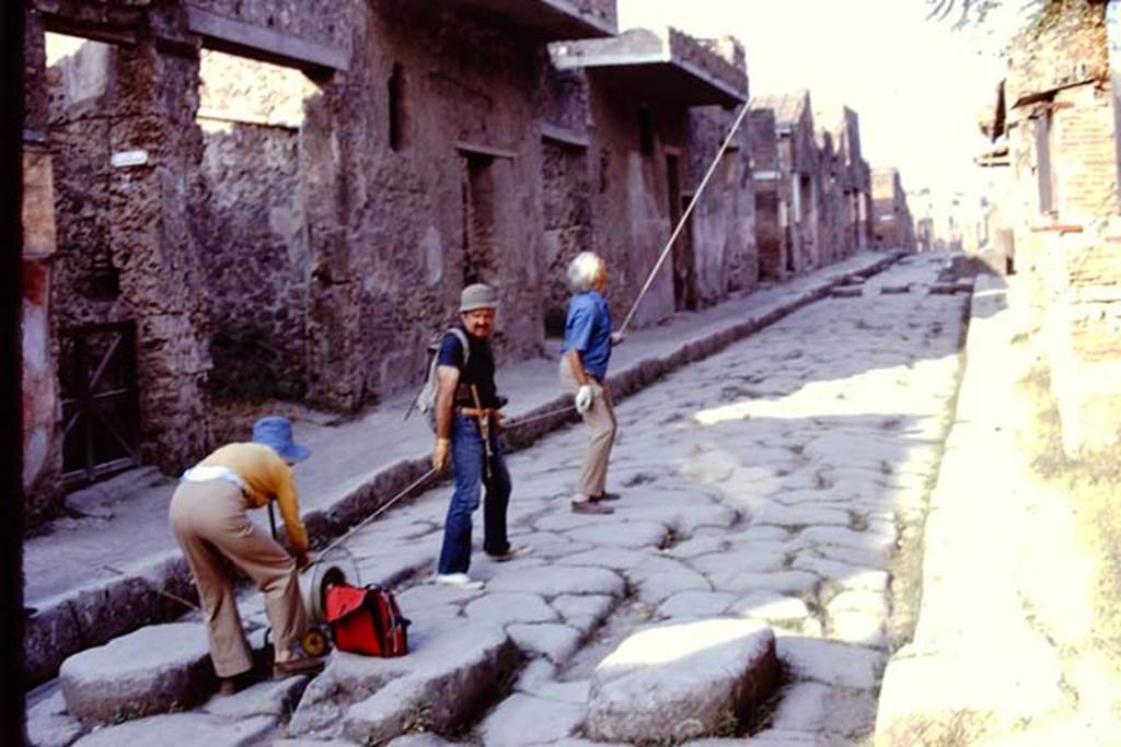 Via dell’Abbondanza, Pompeii. 1974. Looking west along I.7, from near I.7.6 on south side. Photo by Stanley A. Jashemski.
Source: The Wilhelmina and Stanley A. Jashemski archive in the University of Maryland Library, Special Collections (See collection page) and made available under the Creative Commons Attribution-Non Commercial License v.4. See Licence and use details. J74f0373