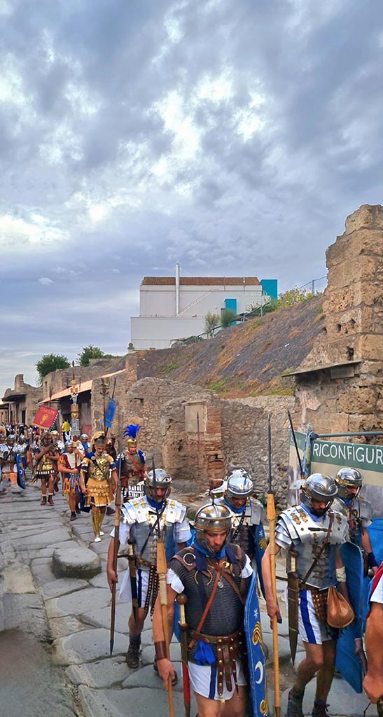 Via dell’Abbondanza, north side. 28th September 2024.
Roman Legionary re-enactors marching in Pompeii.
Looking west towards IX.11, in centre, during “Ludi Pompeiani” event.
Photo courtesy of Giuseppe Ciaramella.